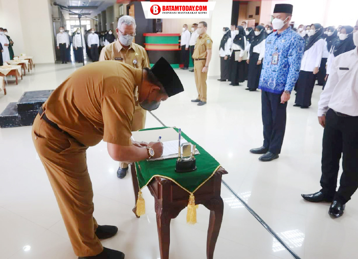 Bupati Anambas saat menandatangani SK CPNS dan PPPK secara simbolis